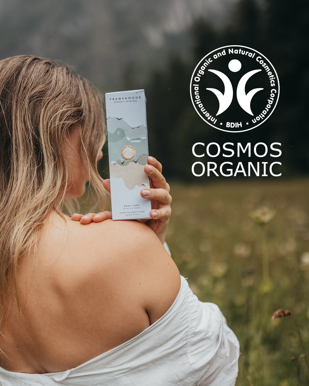 Frau mit Produkt in der Hand, Cosmos Organic Siegel