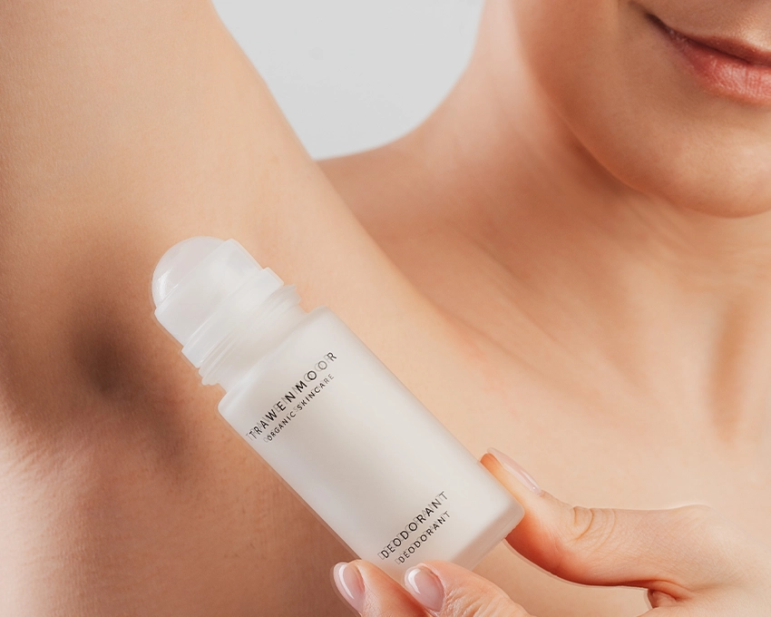 Frau trägt Trawenmoor Deo auf