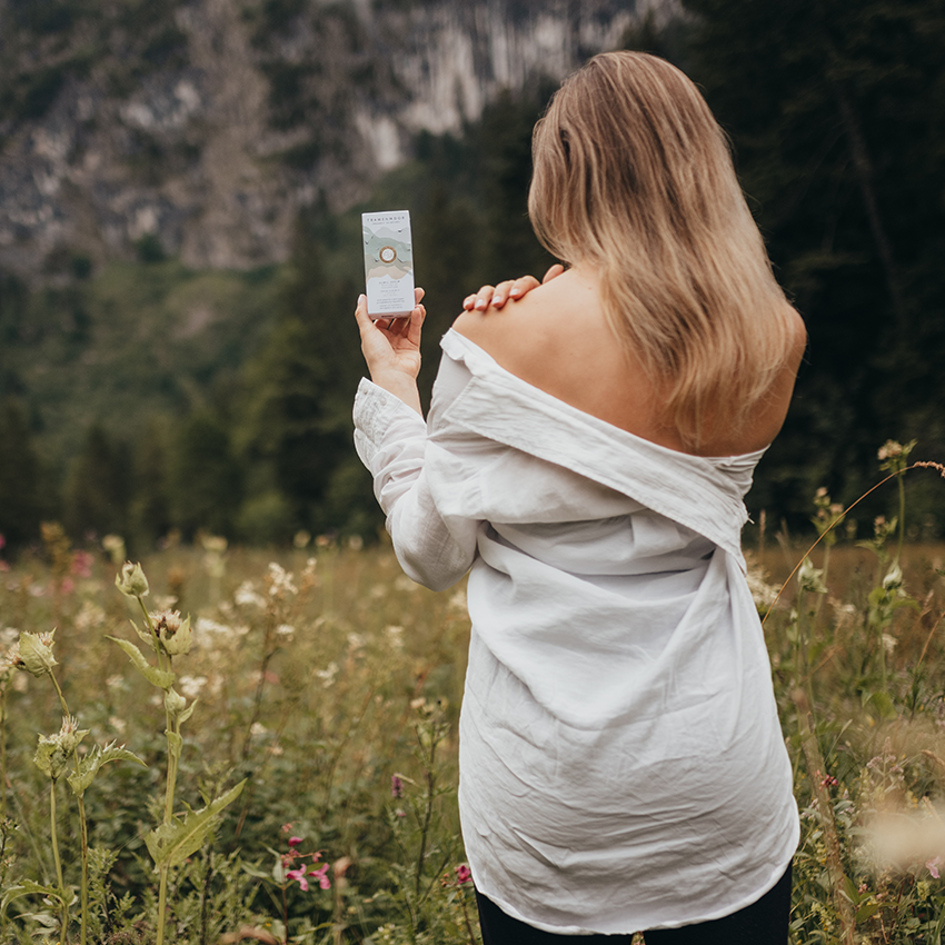 Woman holding Trawenmoor packing in hand in nature