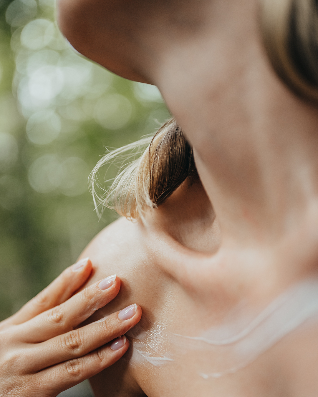 Frau mit Creme auf Dekolettè