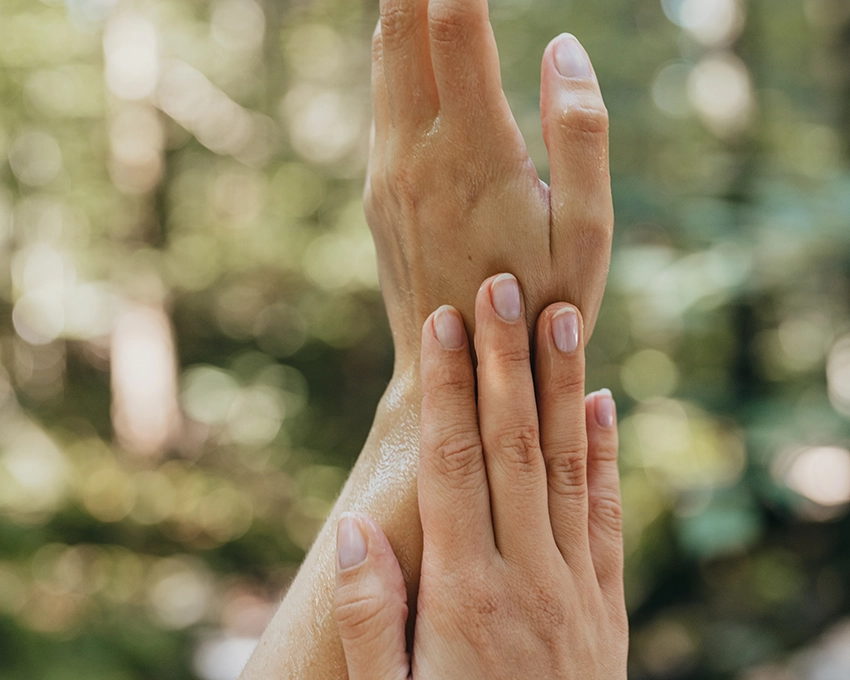 Sanfte Berührung zweier Hände in der Natur draußen